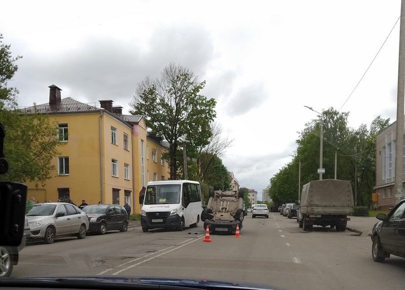 В Смоленске на улице Исаковского иномарка попала в аварию и опрокинулась на крышу