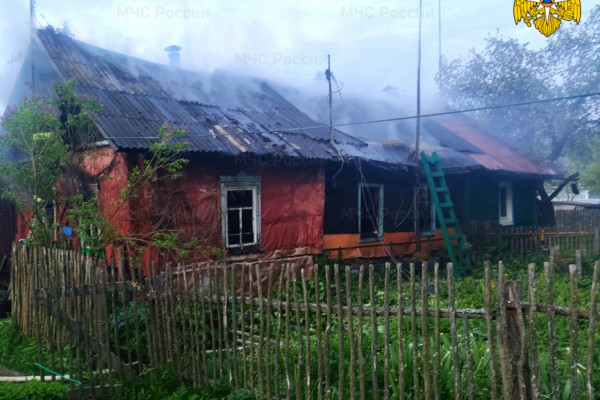 В Сафонове горел трёхквартирный дачный дом