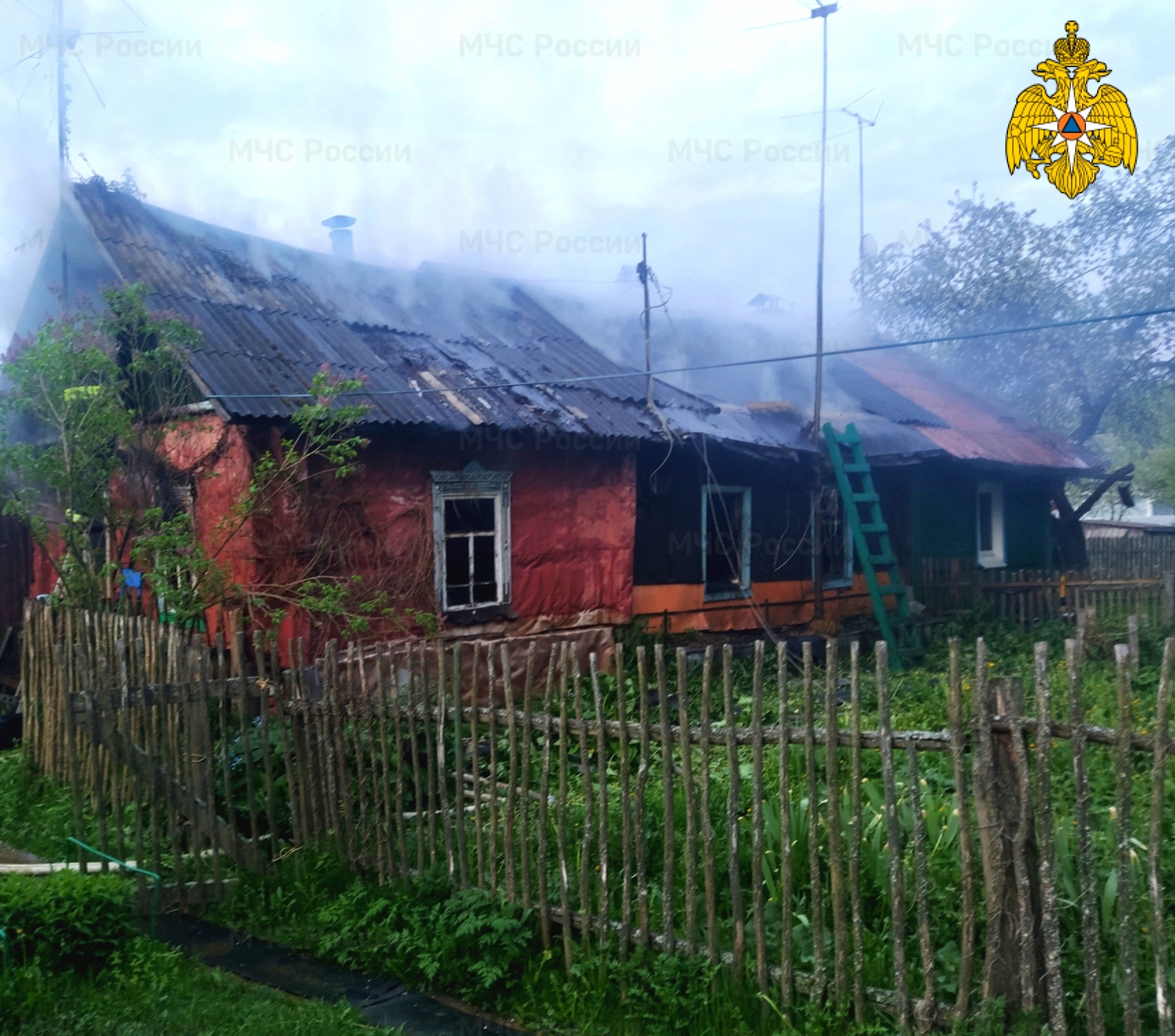 В Сафонове горел трёхквартирный дачный дом