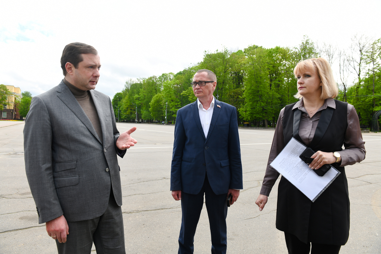Губернатор проинспектировал ход работ по благоустройству сквера имени Ивана Клименко