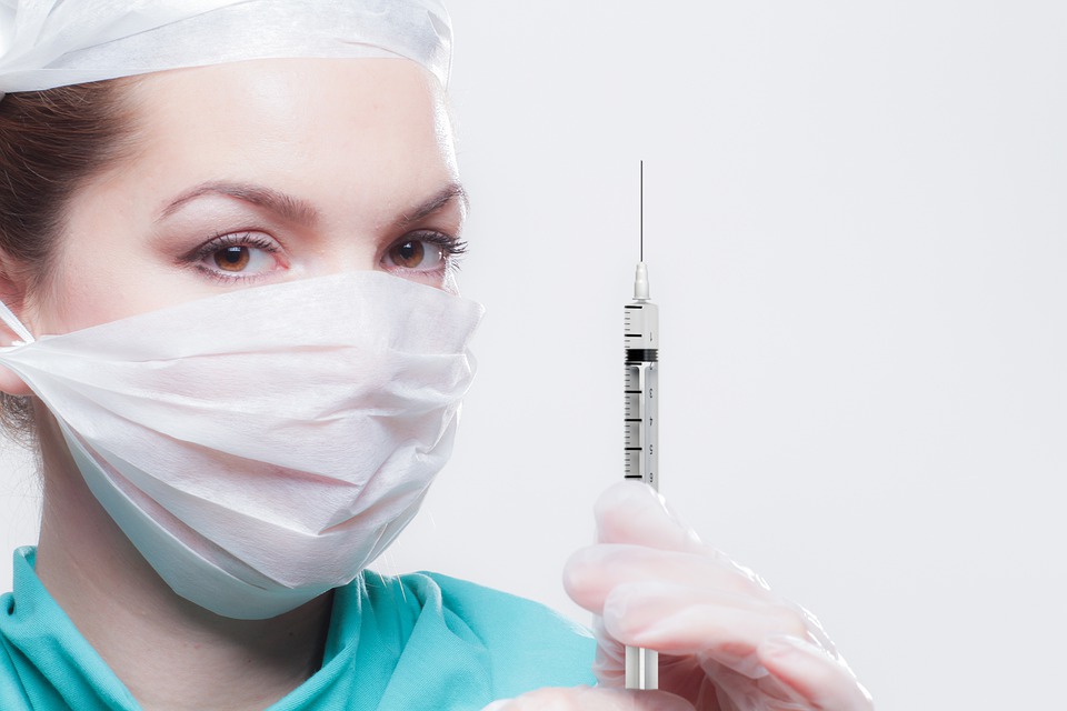 В Смоленской области за сутки 446 человек вакцинировали от COVID-19