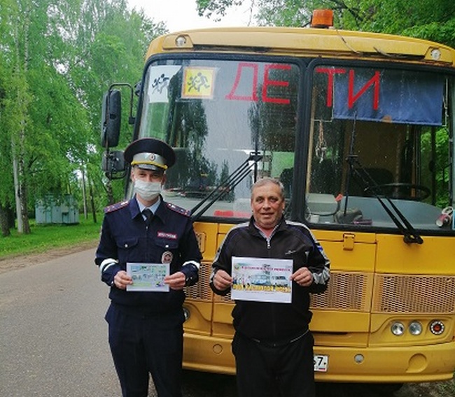 В Сафонове сотрудники ГИБДД проверили техническое состояние школьных автобусов