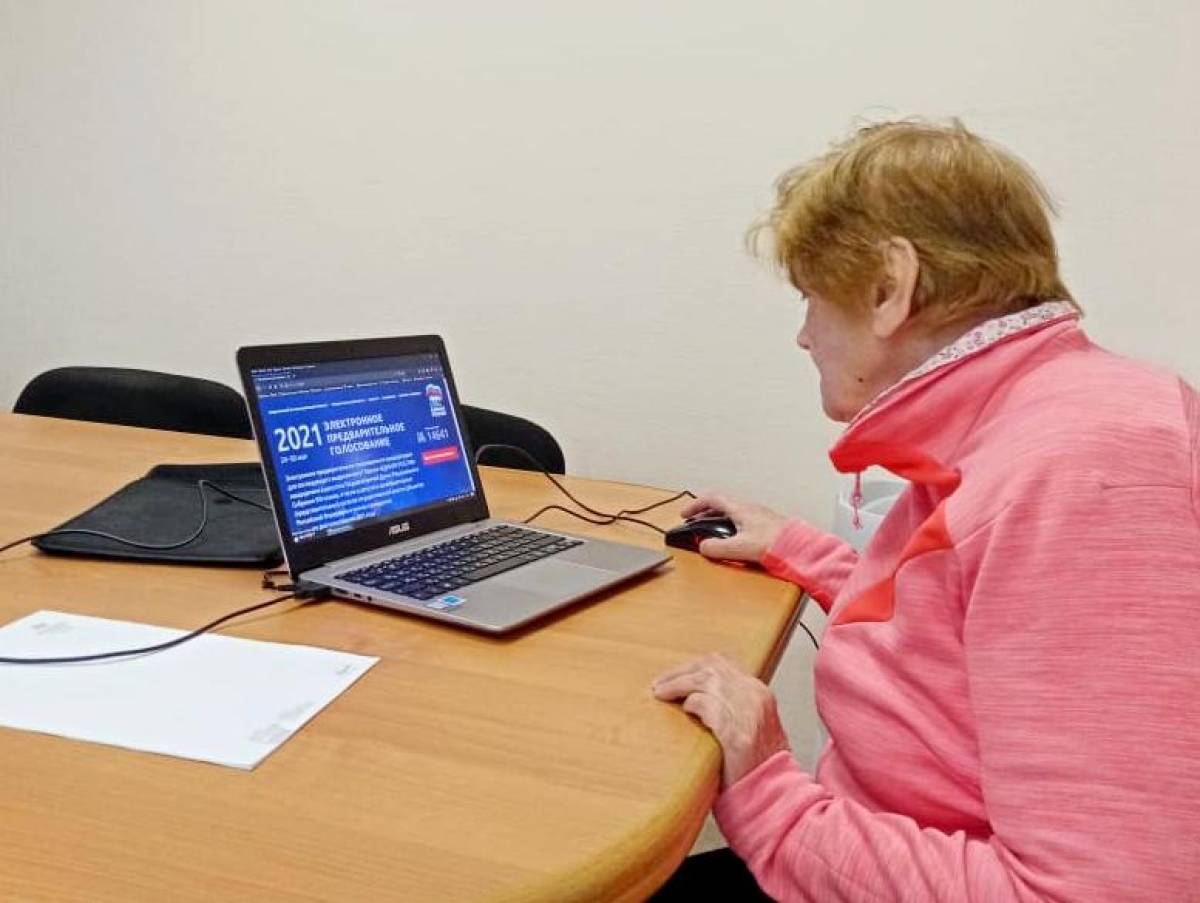 Выпускники компьютерных курсов для пенсионеров приняли участие в онлайн-голосовании «Единой России»