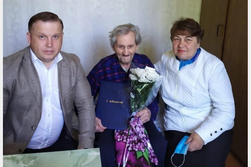 В Смоленске ветерана Великой Отечественной войны поздравили с 95-летием