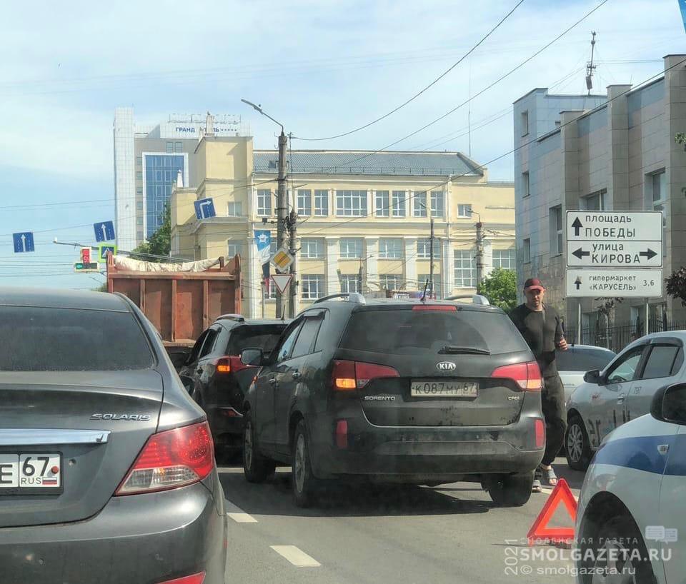 В Смоленске авария на проспекте Гагарина спровоцировала пробку