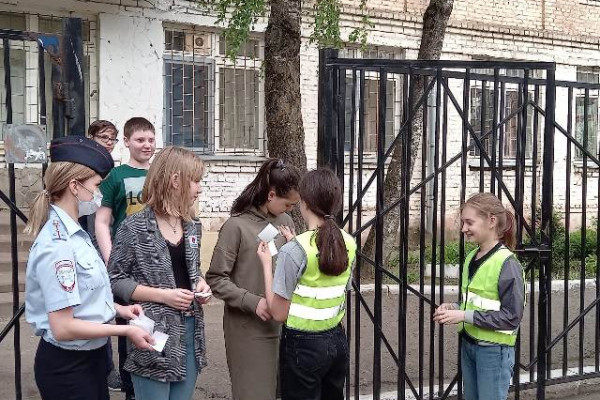В Смоленске сотрудники ГИБДД и отряд ЮИД провели профилактическую акцию «Сияй»