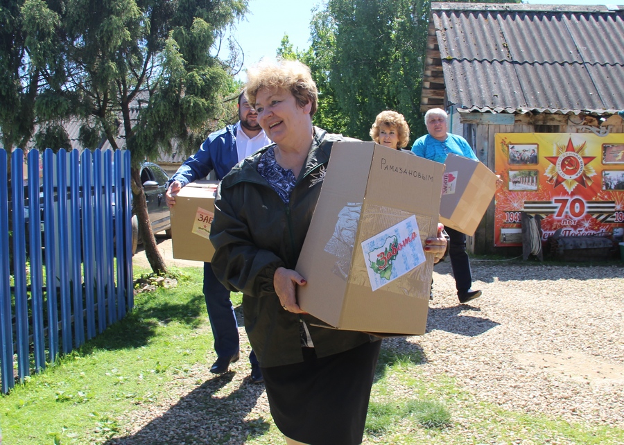 Волонтёры партпроекта «Забота» навестили многодетные семьи Новодугинского района