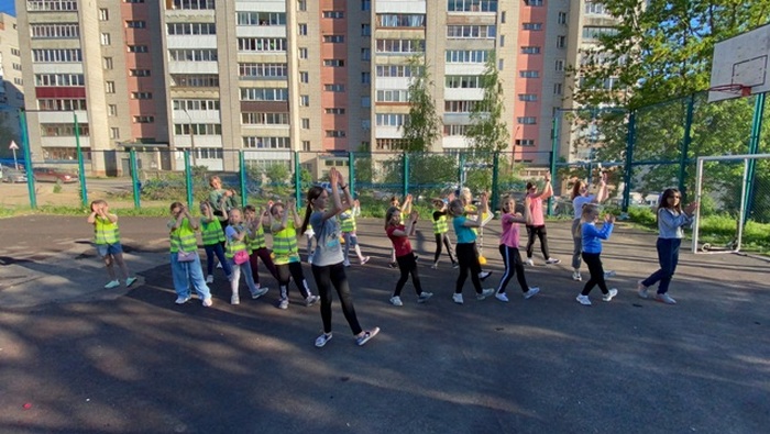 В Смоленске дорожные полицейские вместе с детьми устроили танцевальный флешмоб