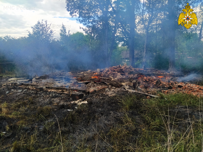 В Сафоновском районе сгорели деревянный дом и хозпостройка