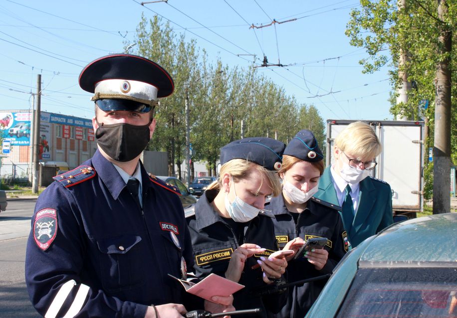 В Смоленске налоговики, судебные приставы и госавтоинспекторы провели совместную акцию