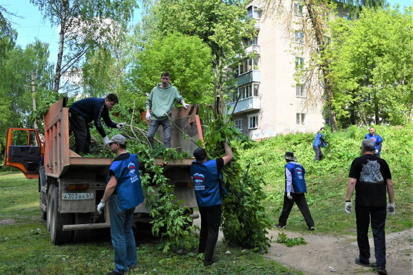 В Смоленске в День эколога волонтеры провели субботник