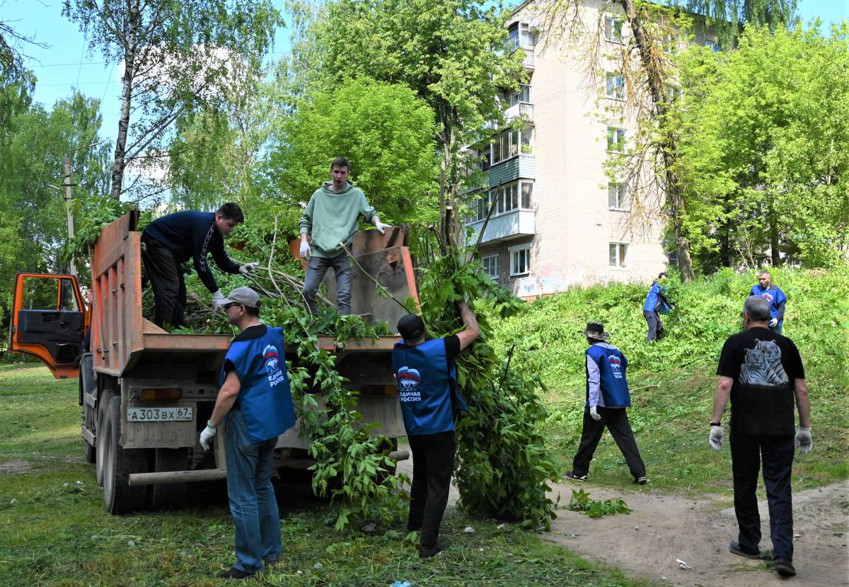 В Смоленске в День эколога волонтеры провели субботник