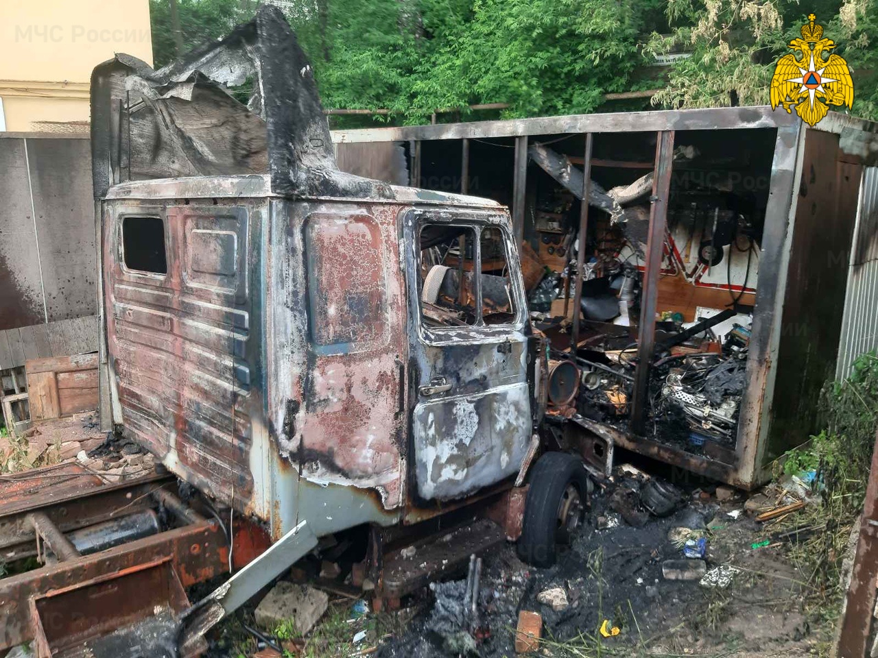 В Смоленске на Витебском шоссе сгорел забытый автомобиль «ЗИЛ»