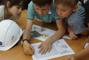 Школьники участвуют в уроках электробезопасности Смоленскэнерго во время летних каникул