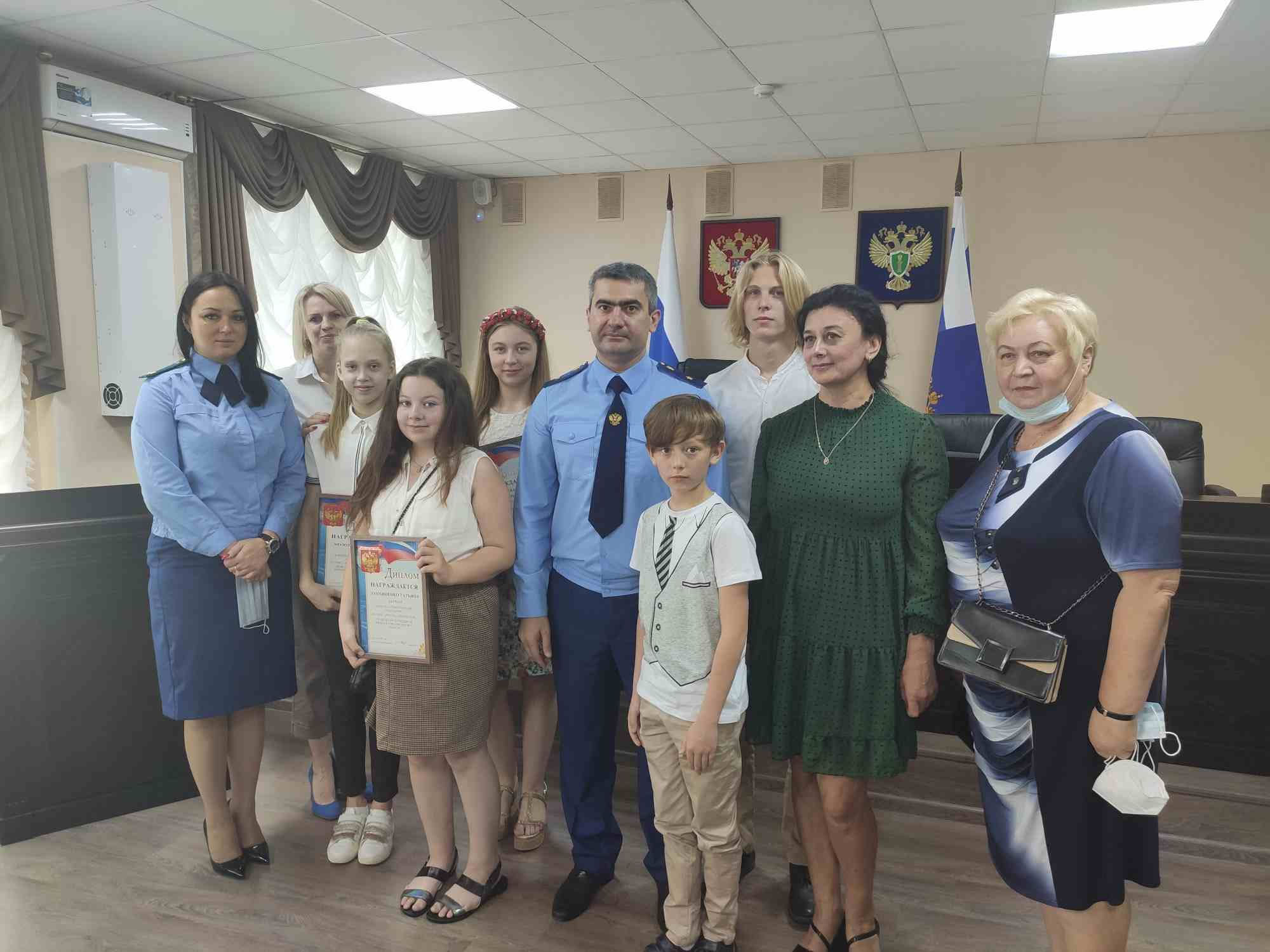 Прокурор Смоленской области наградил лауреатов конкурса стихотворений