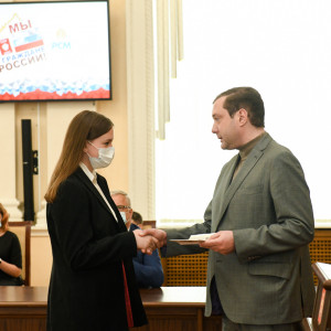 Алексей Островский вручил смоленским школьникам их первые паспорта