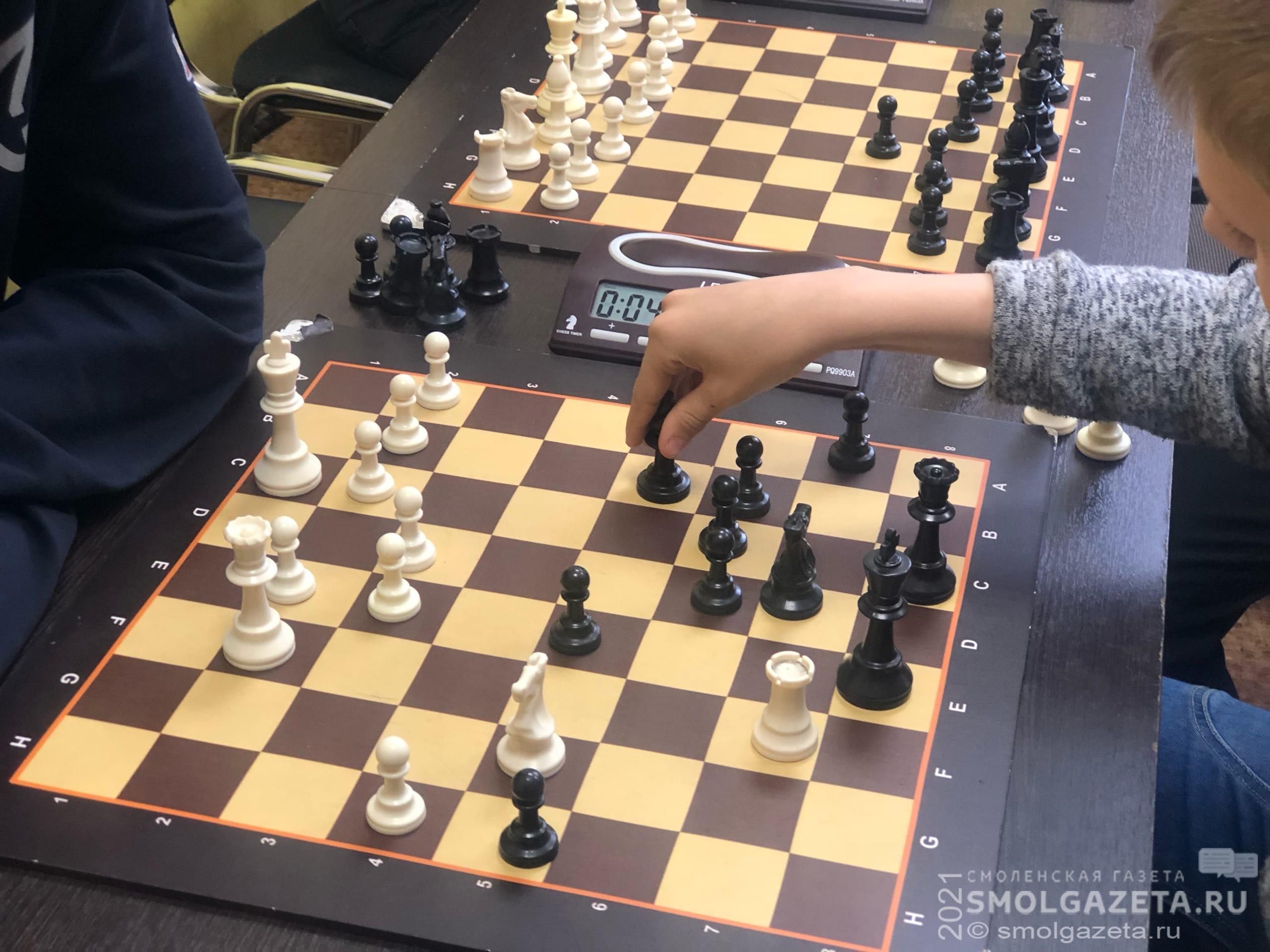 В центре Смоленска проходит шахматный турнир, посвященный Дню России