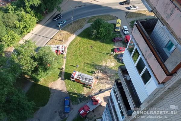 В многоэтажке в Смоленске загорелся балкон