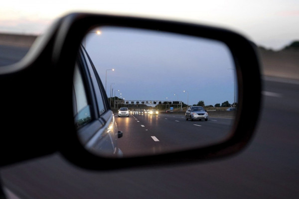 В Смоленске мужчина украл автомобильные зеркала с неисправного автомобиля