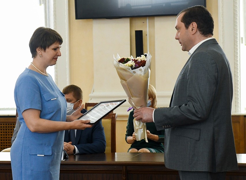 Лучшие медики Смоленской области получили заслуженные награды