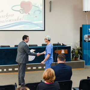 Алексей Островский поздравил сотрудников Федерального центра травматологии с профессиональным праздником