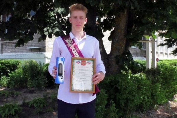 Антон Ануфриенков победил в конкурсе «Ученик года-2021» в Руднянском районе