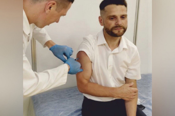 Роман Романенков: надеюсь, что на своем примере смогу убедить скептиков, что вакцинация необходима и безопасна