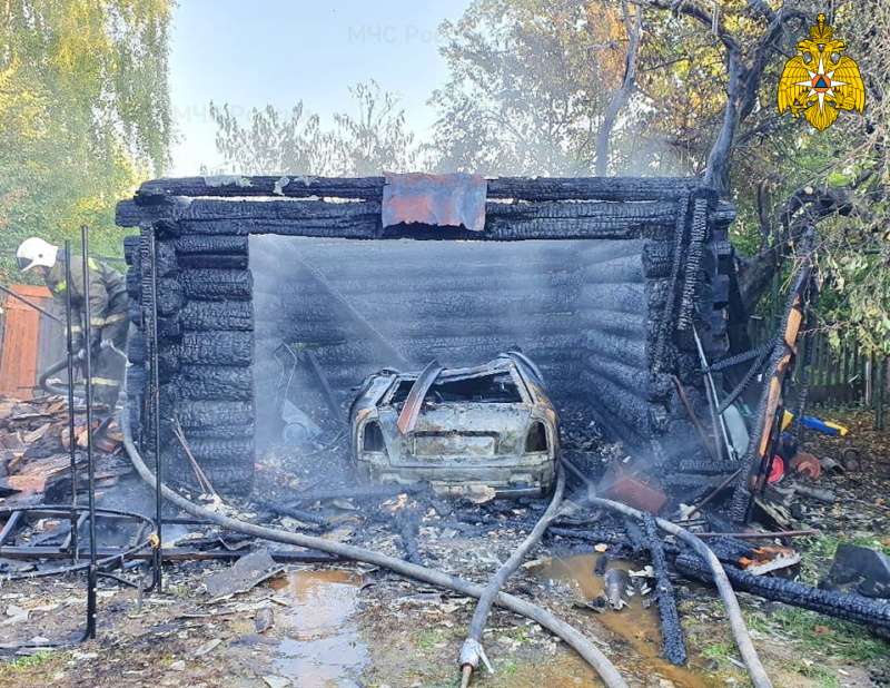 Ранним утром в Рославле горели «Skoda Octavia» и гараж