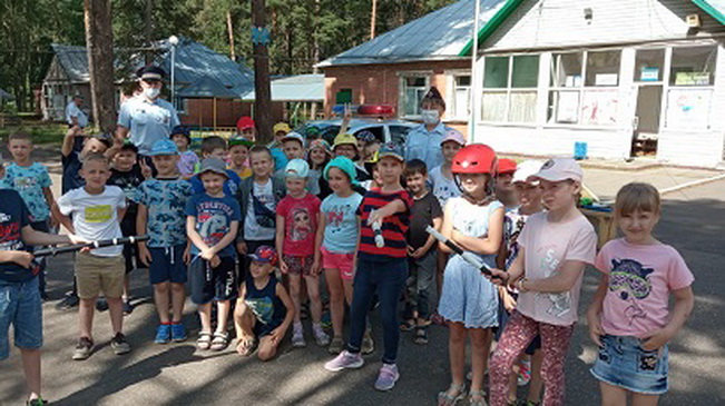 Смоленские автоинспекторы проводят занятия по ПДД в летних оздоровительных лагерях 