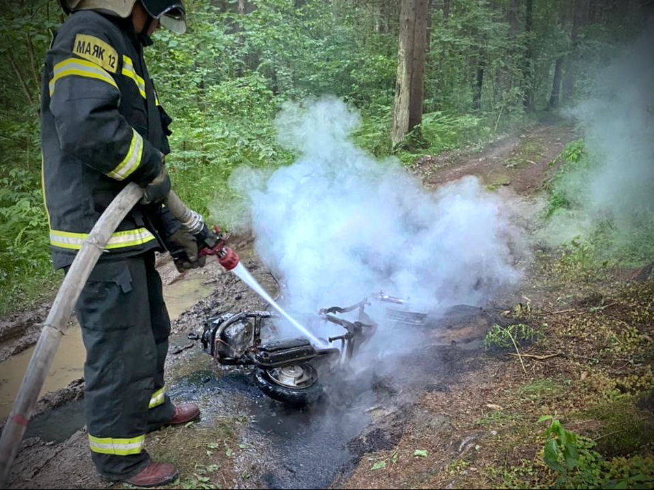 В Вяземском районе пожарные тушили загоревшийся в лесополосе мопед