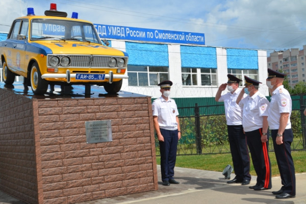 В Смоленске появился памятник патрульному автомобилю