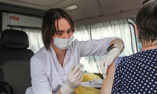 В Смоленске продолжается масштабная прививочная кампания против коронавируса