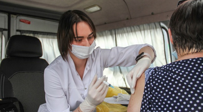В Смоленске продолжается масштабная прививочная кампания против коронавируса