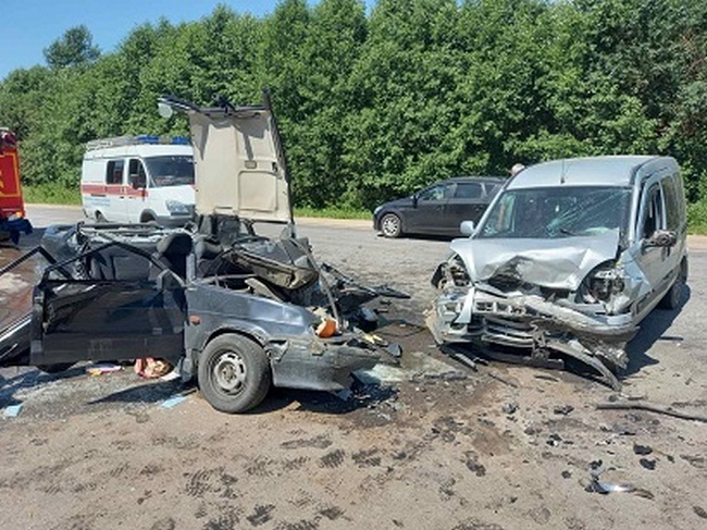 В Кардымовском районе столкнулись «Renault» и «ВАЗ»