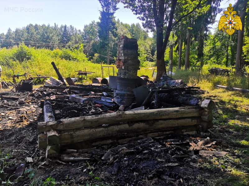 В Кардымовском районе сгорела деревянная баня