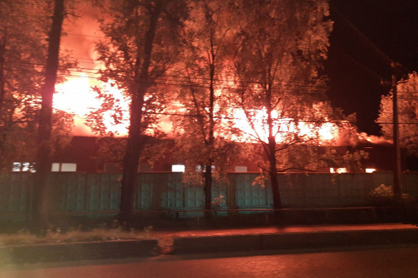 Ночью в Вязьме на улице 25 Октября горел производственный цех