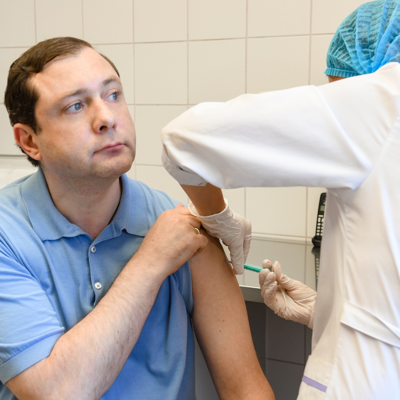Алексей Островский опубликовал видео о своей повторной вакцинации
