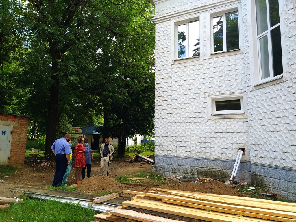 В поселке Верхнеднепровский продолжается ремонт Дома культуры «Лира»