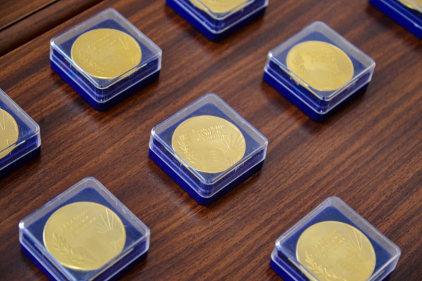 13 смоленских выпускников получили медали «За особые успехи в учении»