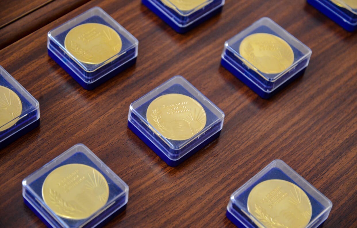 Смоленским выпускникам школ вручили медали «За особые успехи в учении»