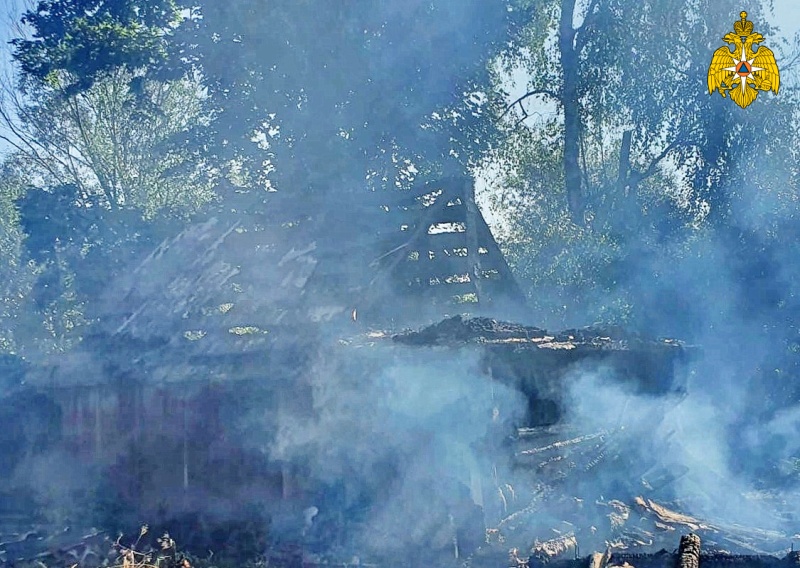 В Рославльском районе сгорела хозпостройка