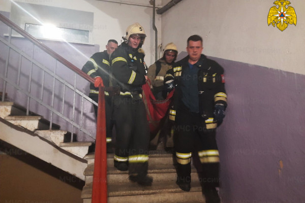 В Смоленске пожарные спасли пожилую женщину из горящей квартиры