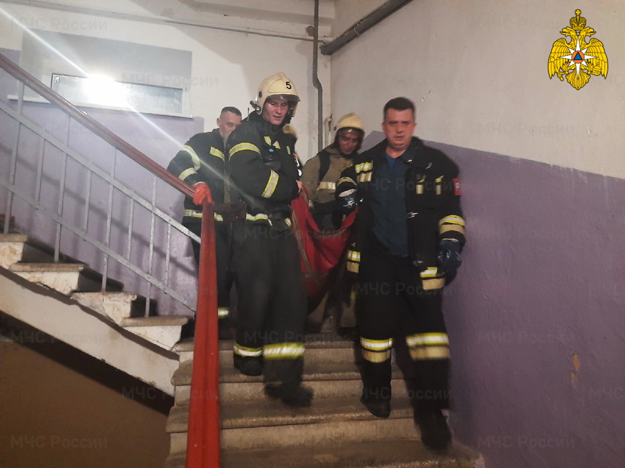 В Смоленске пожарные спасли пожилую женщину из горящей квартиры