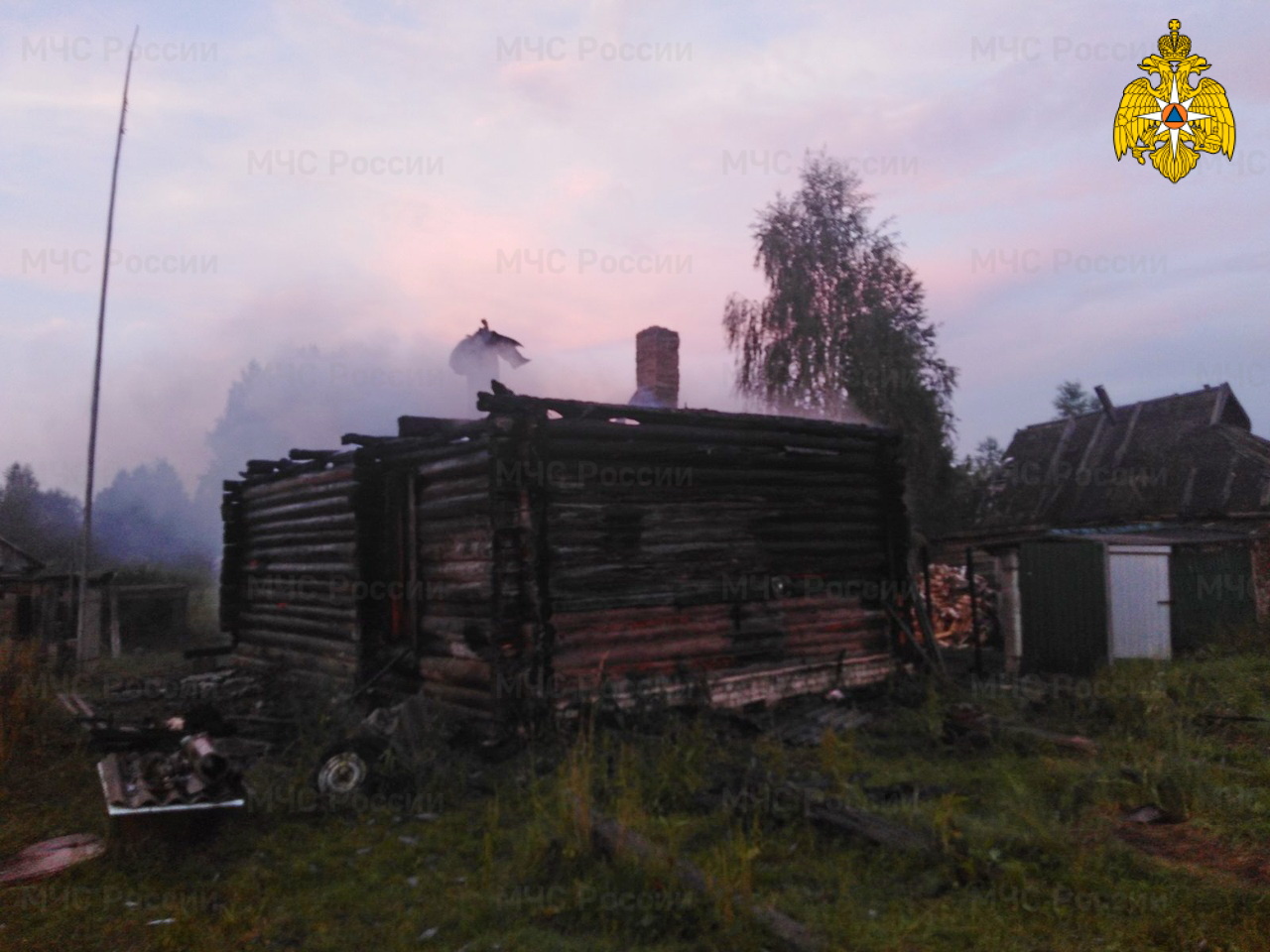 В Новодугинском районе «вспыхнул» летний домик