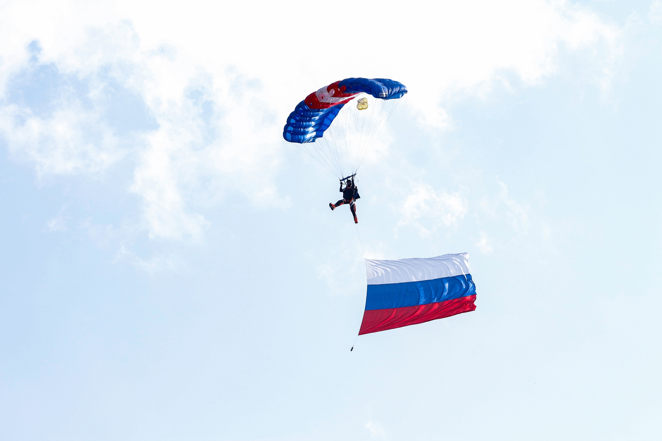 В Смоленске парашютисты устроили акцию в поддержку российских олимпийцев
