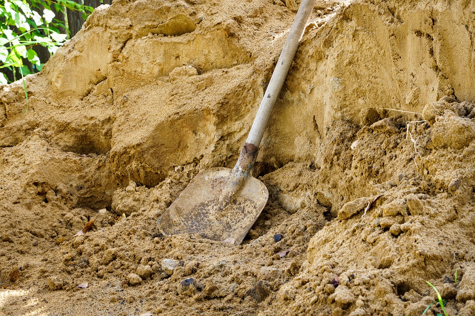 В городе Сафоново мужчины выясняли отношения с помощью лопаты