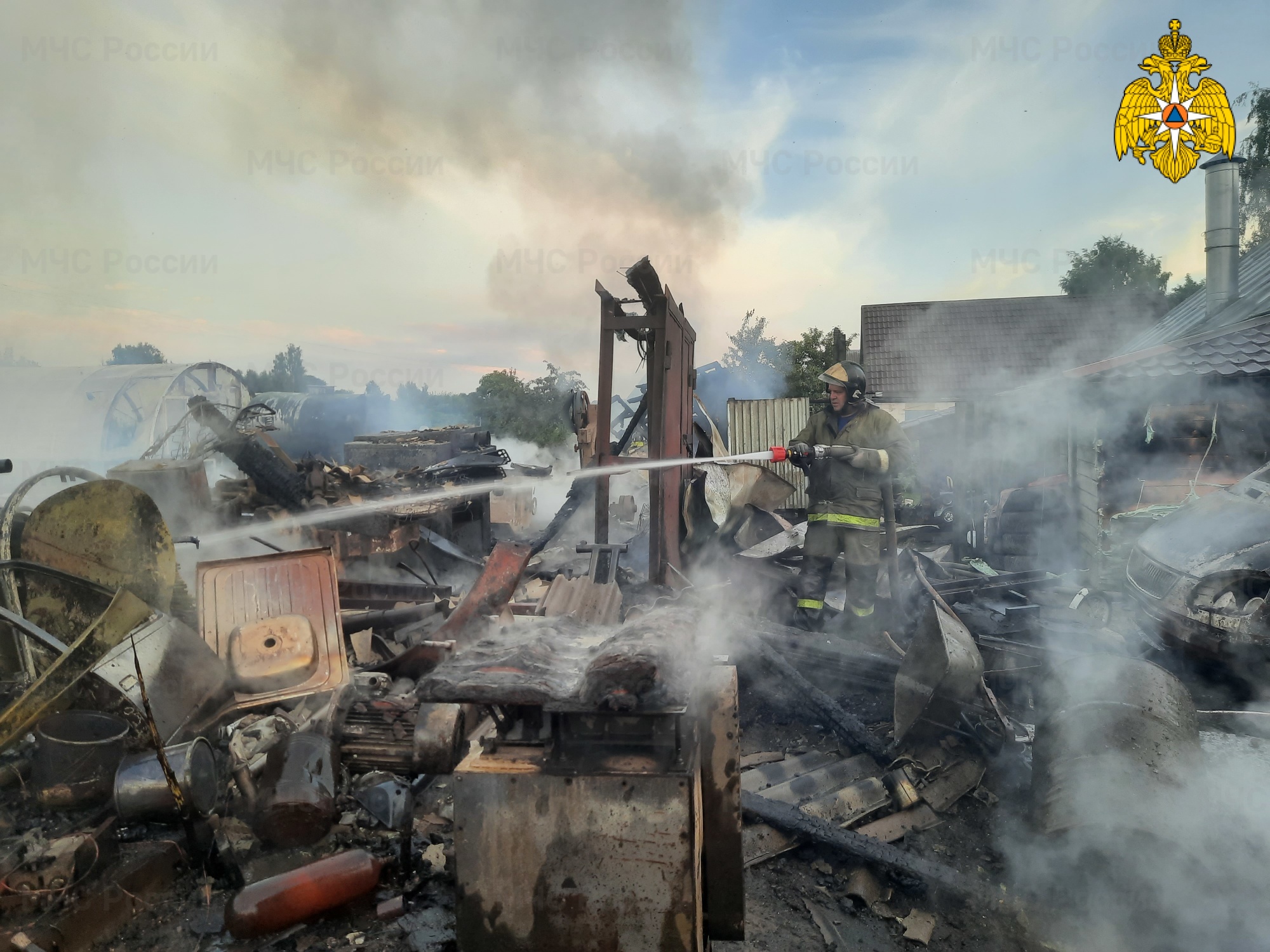 Крупный пожар в деревне Корохоткино: пожарные отстояли жилые дома