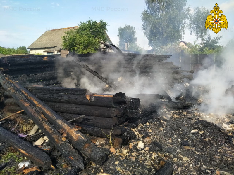 В Ярцеве спасатели не позволили огню «перекинуться» на жилой дом