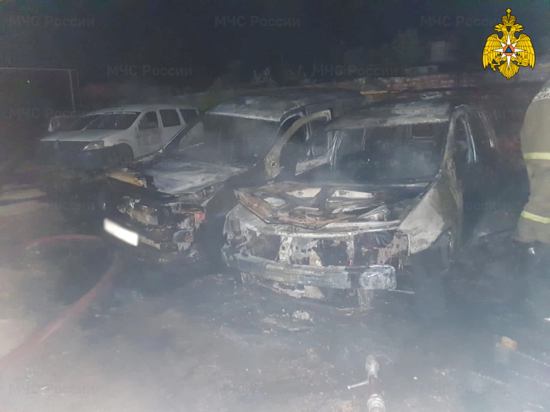 В Рославле на улице Красноармейской горели два автомобиля