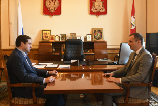 Губернатор Алексей Островский провел рабочую встречу с сенатором Сергеем Леоновым